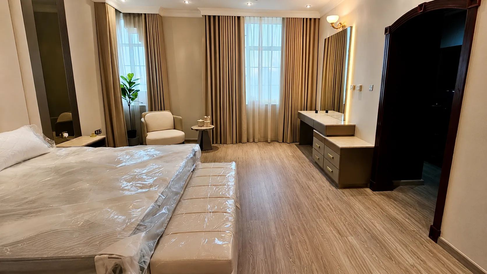 Made-to-measure curtain installation by Feshwari Home